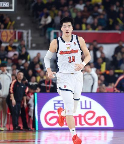 星空体育官网入口-排队道歉！广东新援用表现回应质疑 5分钟砍10+8太强悍